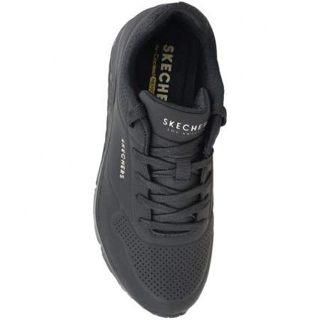 Wnętrze buta ze złotym logo